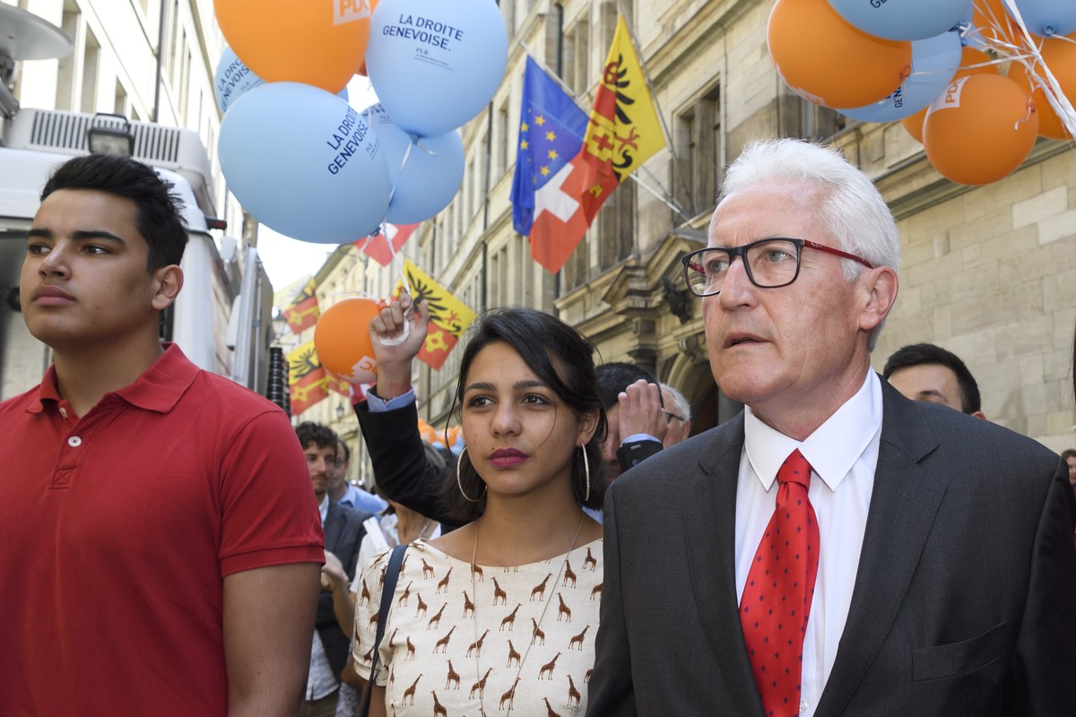 Le candidat de l'Entente PLR-PDC a l'election du Conseil d'Etat Luc Barthassat, droite, (PDC) sort de son bureau pour se rendre a lÕHotel-de-Ville, lieu de depouillement centralise pour ...