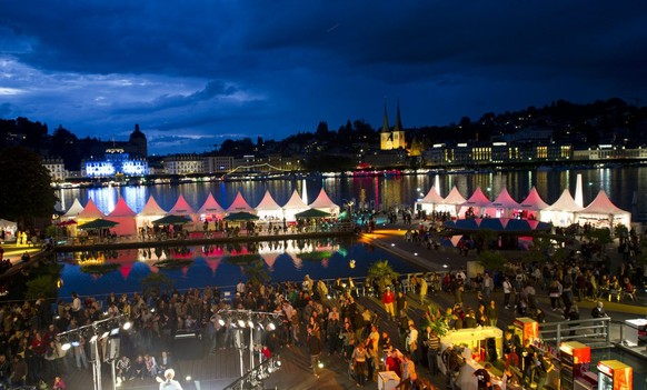 Der Europaplatz vor dem Kultur- und Kongresszentrum Luzern, KKL, und der Stadt Luzern und Vierwaldstaettersee im Hintergrund, ist von Besuchern bevoelkert, am Blueballs Festival Luzern, am Freitag, 22 ...