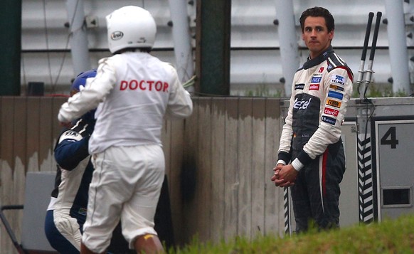Suzuka 2014: Sutil, in dessen Auto Bianchi gefahren war, blickt bange hinüber zum Wagen seines Berufskollegen.<br data-editable="remove">