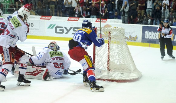 Rapperswil Torhueter Melvin Nyffeler geschlagen nach dem 3:3-Ausgleichstreffer von Klotens Dennis Hollenstein 49 Sekunden vor Ende des dritten Drittels im fuenften Eishockey-Spiel der Ligaqualifikatio ...