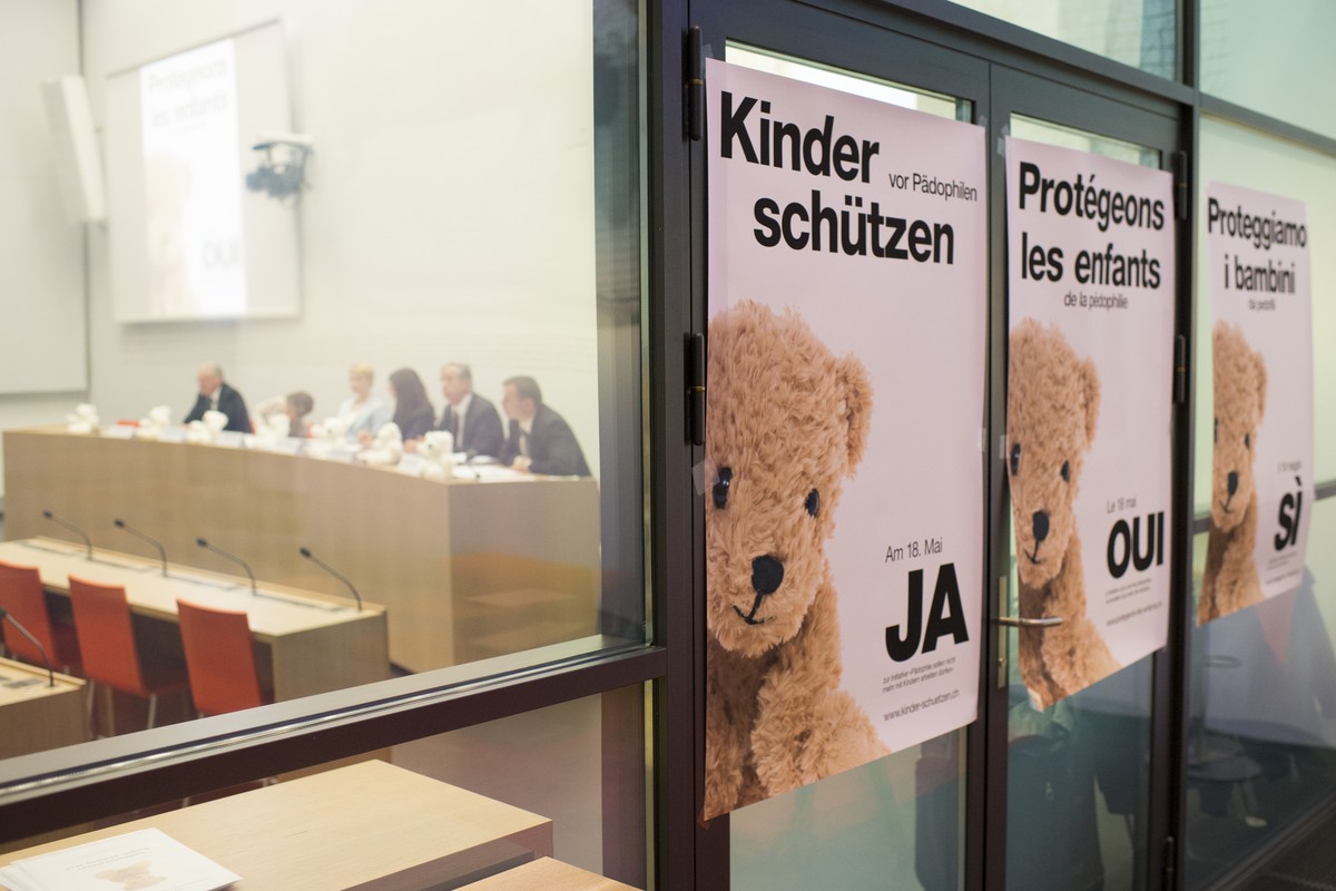 Die Plakate zur Volksinitiative‚ "Paedophile sollen nicht mehr mit Kindern arbeiten duerfen", aufgenommen an einer Medienkonferenz zur Lancierung des Abstimmungskampfes, am Dienstag, 25. Mae ...