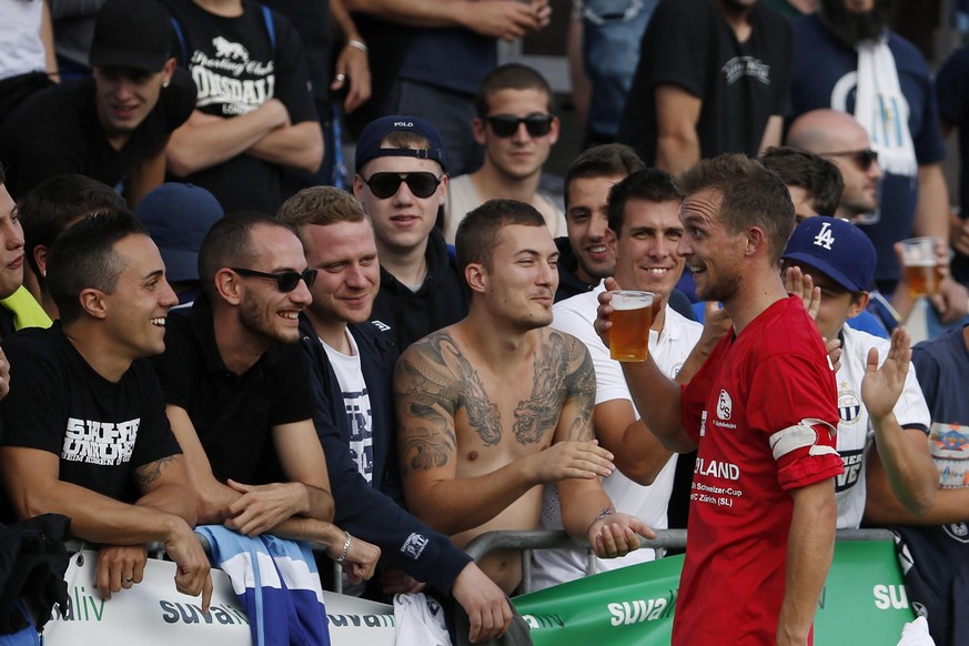 Gibt es nur im Cup: FCZ-Fans spendieren Schönbühl-Captain Fabian Kobi ein Bier.