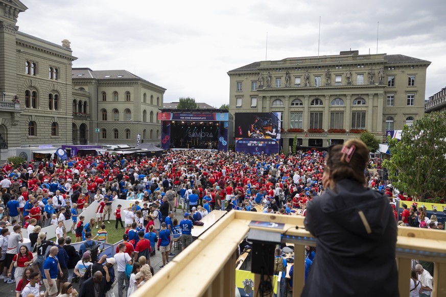 Football fans gather in the fan zone Bundesplatz prior to the UEFA Women&#039;s EURO 2025 Group A soccer match between Switzerland and Iceland at the Wankdorf stadium in Bern, Switzerland, on Sunday,  ...