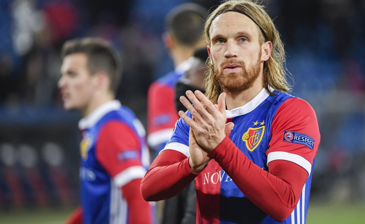 epa06522497 Basel's Michael Lang reacts after the UEFA Champions League round of 16 first leg soccer match between FC Basel and Manchester City in the St. Jakob-Park stadium in Basel, Switzerland ...