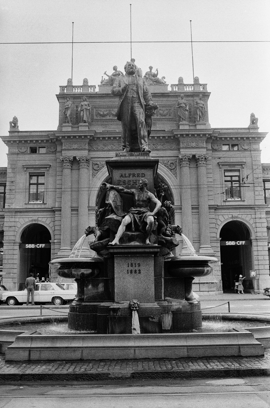 ARCHIVE --- VOR 200 JAHREN AM 20. FEBRUAR 1819 WURDE ALFRED ESCHER GEBOREN, DER SCHWEIZER POLITIKER, WIRTSCHAFTSFUEHRER UND EISENBAHNUNTERNEHMER --- Der Escher-Brunnen vor dem Hauptbahnhof in Zuerich, ...