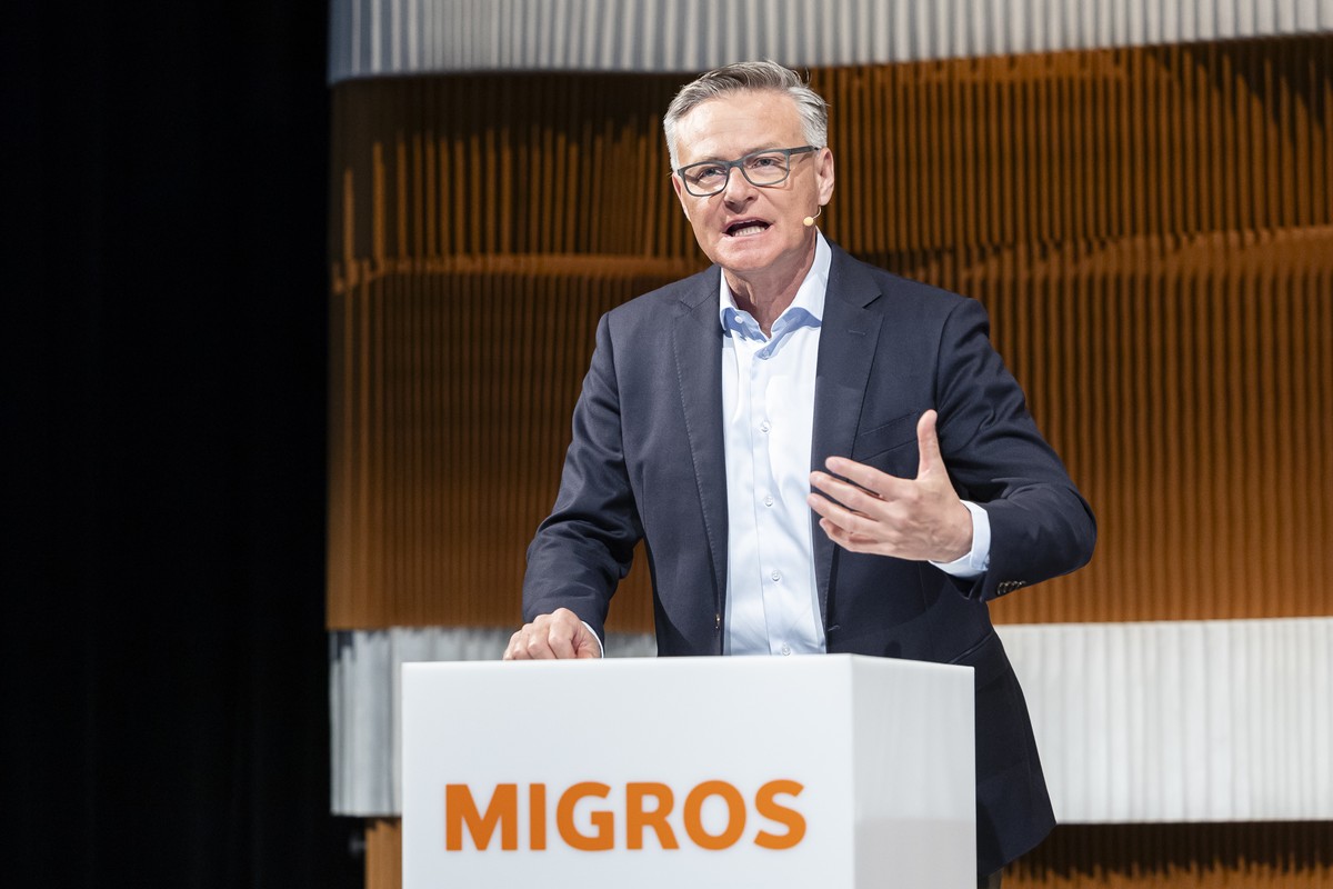 Mario Irminger, Praesident der Generaldirektion des Migros-Genossenschafts-Bundes spricht an einer Medienkonferenz am Freitag, 2. Februar 2024 in Zuerich. Der Detailhandelskonzern sucht neue Besitzer  ...
