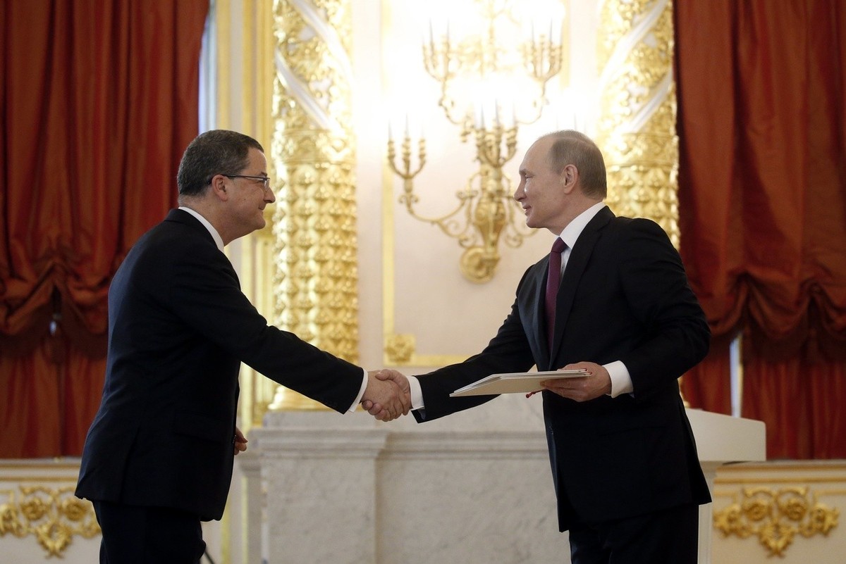 Russian President Vladimir Putin (R) receives a letter of credence from Swiss ambassador to Russia Yves Rossier (L) during a credentials presenting ceremony at the Alexander Hall of the Grand Kremlin  ...