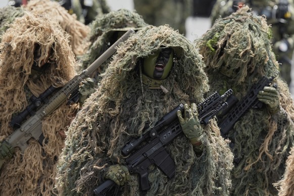 Army snipers march during the annual Independence Day parade in the capital&#039;s main square, the Zocalo, in Mexico City, Tuesday, Sept. 16, 2025. (AP Photo/Fernando Llano)
Mexico Independence Day
