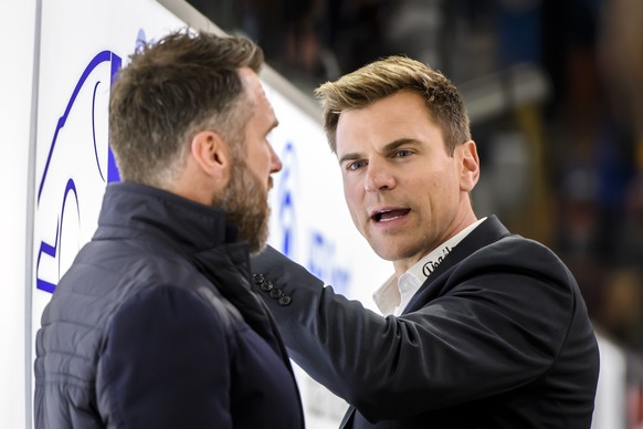 Ersatz-Cheftrainer Rosa Pavel, rechts, spricht mit Ersatz-Cheftrainer und Sportdirektor Christian Dube, links, beim Eishockey Meisterschaftsspiel der National League A zwischen den HC Fribourg Gottero ...