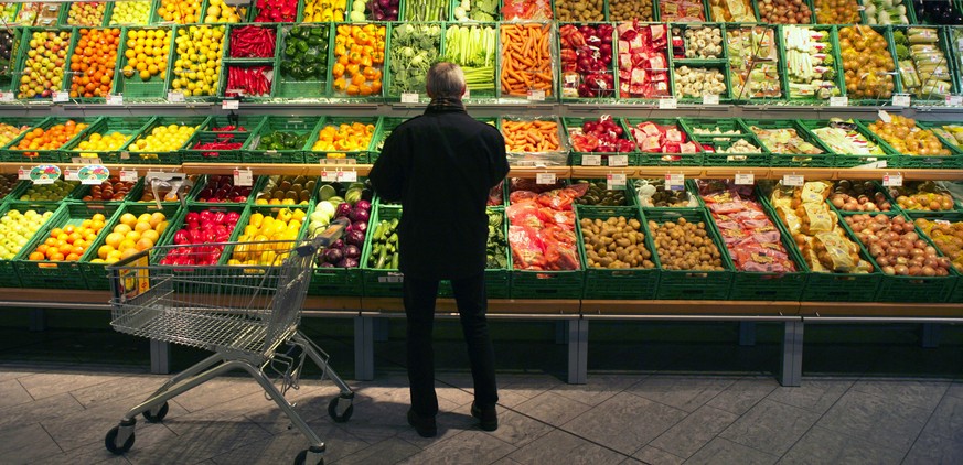 ZU DEN EIDGENOESSISCHEN ABSTIMMUNGEN VOM SONNTAG, 30. NOVEMBER 2014, STELLEN WIR IHNEN FOLGENDES BILDMATERIAL ZUR ECOPOP-INITIATIVE ZUR VERFUEGUNG - Ein Mann steht am 20. Januar 2005 vor einer Auslage ...