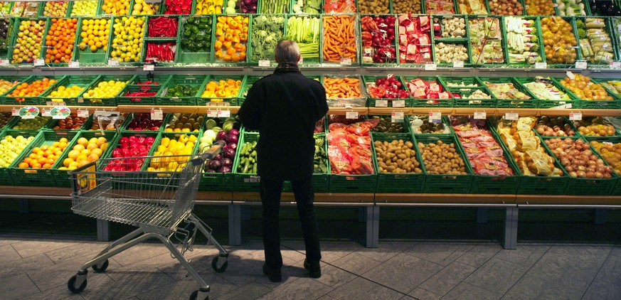 ZU DEN EIDGENOESSISCHEN ABSTIMMUNGEN VOM SONNTAG, 30. NOVEMBER 2014, STELLEN WIR IHNEN FOLGENDES BILDMATERIAL ZUR ECOPOP-INITIATIVE ZUR VERFUEGUNG - Ein Mann steht am 20. Januar 2005 vor einer Auslage ...