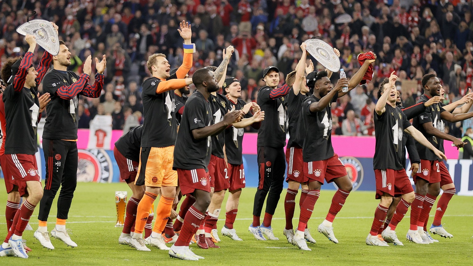 epa09904922 Bayern players celebrate the tenth consecutive Bundesliga title after winning the German Bundesliga soccer match between FC Bayern Muenchen and Borussia Dortmund at Allianz Arena in Munich ...