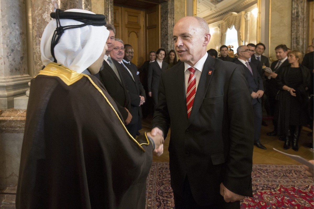 Bundespraesident Ueli Maurer, rechts, begruesst den Botschafter aus Qatar, Ghanem Mohamed Th. A. Al-Maadeed, waehrend des traditionellen Neujahrsempfangs am Mittwoch, 9. Januar 2013 in der Wandelhalle ...