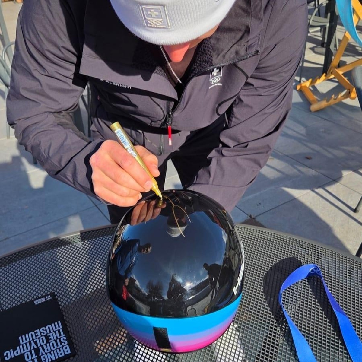 Franjo von Allmen signiert seinen Olympia-Helm