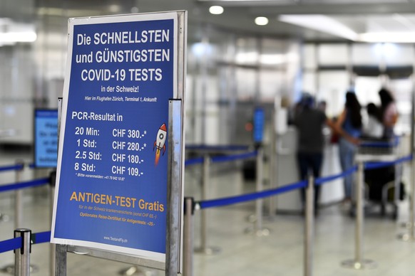 Eingang zum Testcenter auf dem Flughafen Zuerich in Kloten am Samstag, 10. Juli 2021. Am Wochenende beginnen in weiten Teilen der Schweiz die Sommerferien. (KEYSTONE/Walter Bi