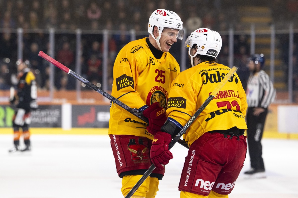 Nando Eggenberger (SCL), links, jubelt nach seinem Tor zum 0.2 mit Julian Schmutz (SCL), rechts, im Spiel der Eishockey National League zwischen SC Bern, SCB, und SCL Tigers, SCL, am Dienstag, 20. Okt ...