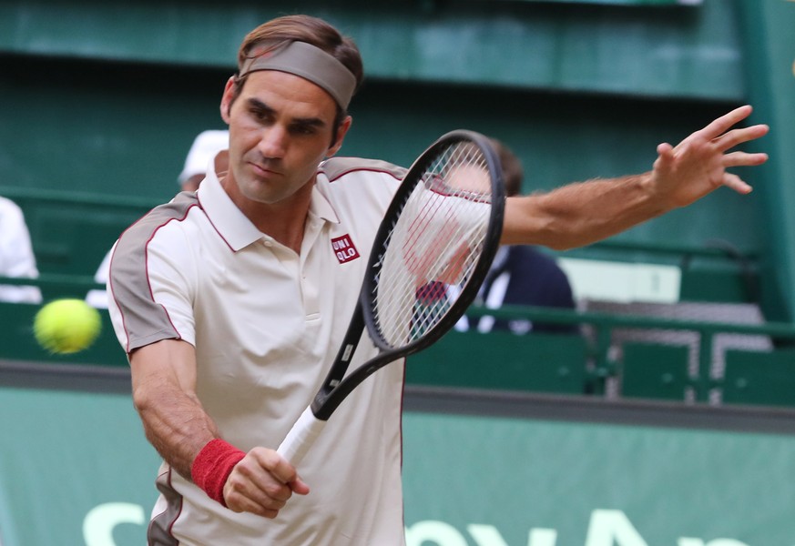 epa07664083 Roger Federer from Switzerland in action against Roberto Bautista Agut from Spain in their quarter final match at the ATP Tennis Tournament Noventi Open (former Gerry Weber Open) in Halle  ...