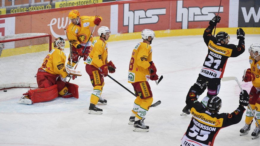 Die Berner Simon Moser und Calle Andersson, von rechts, bejubeln den dritten Treffer gegen die Langnauer mit Torhueter Damiano Ciacco, Topskorer Chris DiDomenico, Yves Mueller und Thomas Nuessli, von  ...