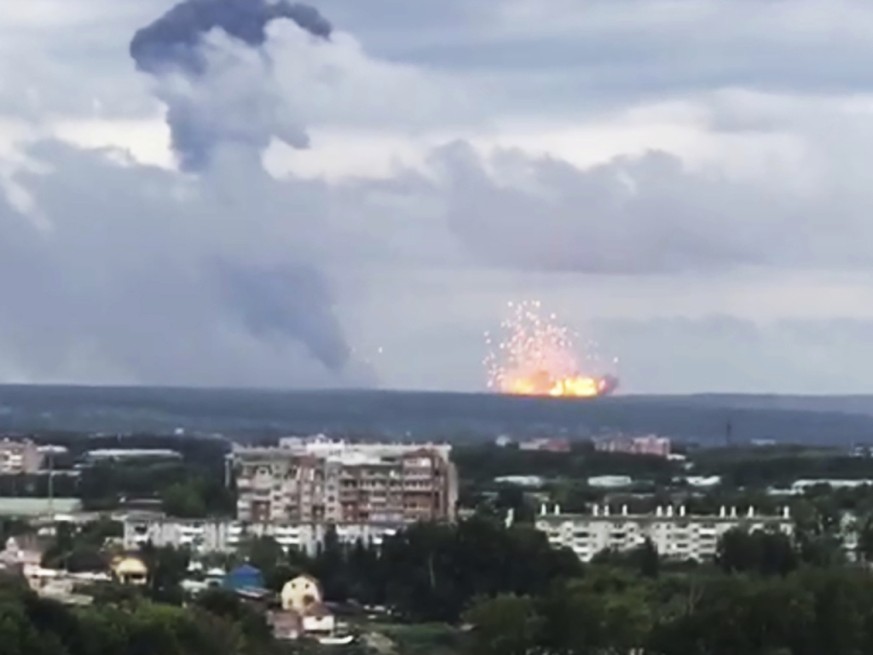 Bei einer gewaltigen Explosion in einem Munitionslager des russischen Militärs sind in Sibirien mehrere Menschen verletzt worden.