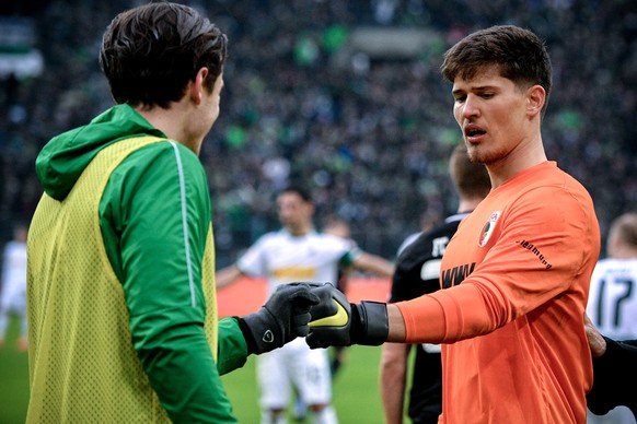 epa07322186 Augsburg&#039;s substitute Michael Gregoritsch (L) and goalkeeper Gregor Kobel (R) shake hands during the German Bundesliga soccer match between Borussia Moenchengladbach and FC Augsburg a ...