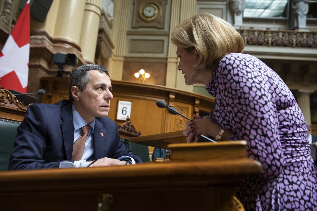 Bundesrat Ignazio Cassis, links, diskutiert mit Doris Fiala, FDP-ZH, waehrend der Debatte um den UNO-Migrationspakt im Nationalrat, waehrend der Wintersession der Eidgenoessischen Raete, am Donnerstag ...