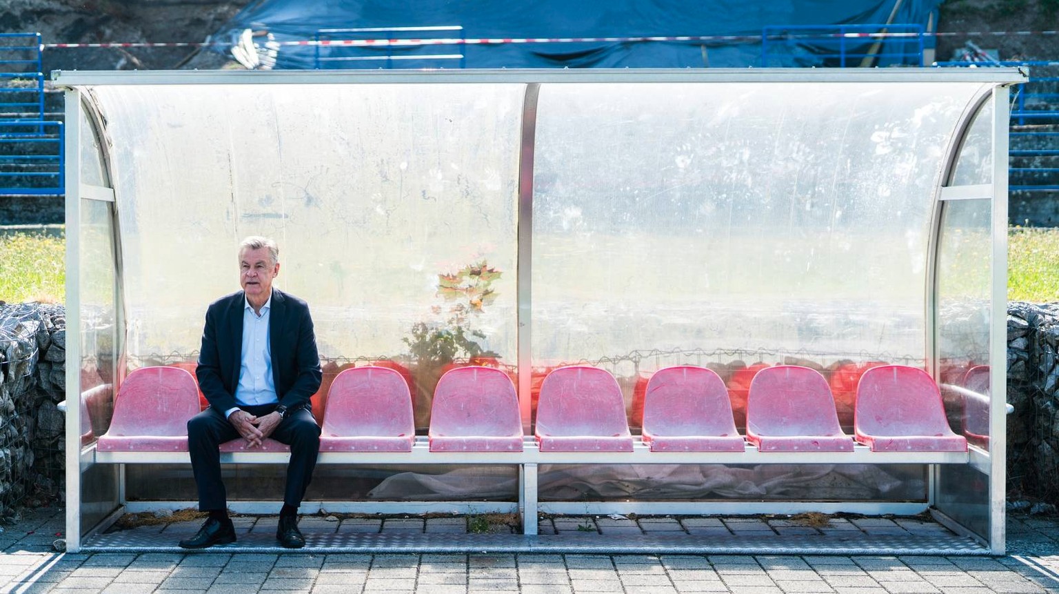 Ottmar Hitzfeld auf dem Fussballplatz in seiner Heimat Lörrach.