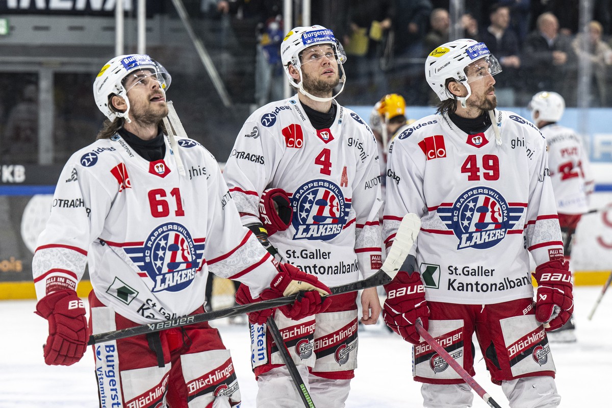 Philippe Maillet (SCRJ), Jacob Larsson (SCRJ) und Victor Rask (SCRJ), von links, sind enttaeuscht im Spiel der Eishockey National League zwischen Fribourg-Gotteron, HCFG, und SC Rapperswil-Jona Lakers ...