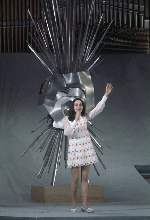 Die Schweizer Saengerin Paola del Medico nimmt im Maerz 1969 fuer die Schweiz am Eurovision Song Contest in Madrid teil und belegt mit dem Lied &quot;Bonjour, bonjour&quot; den fuenften Platz.(KEYSTON ...