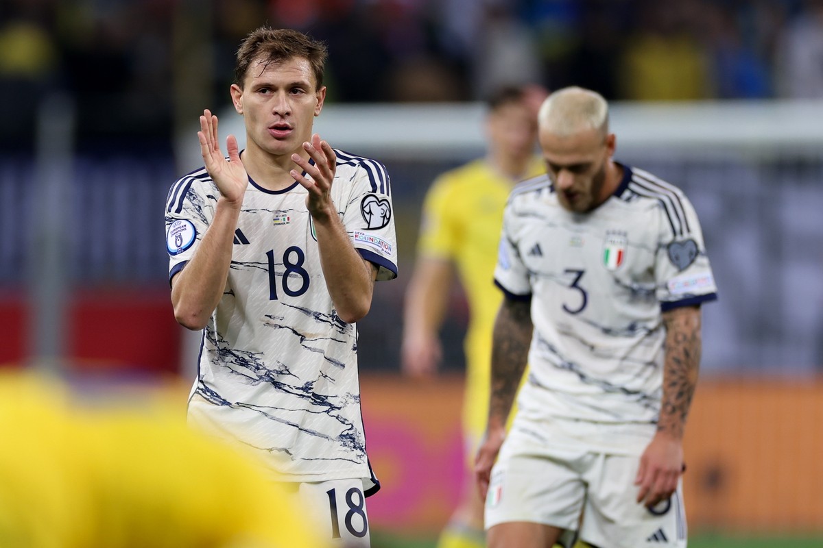 epa10986763 Italy?s Nicolo Barella (L) claps during the UEFA EURO 2024 Group C qualification match between Ukraine and Italy in Leverkusen, Germany, 20 November 2023. EPA/CHRISTOPHER NEUNDORF