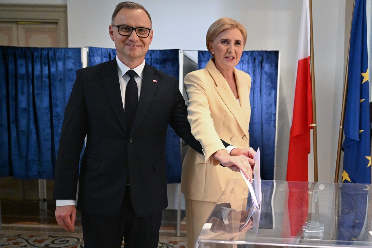 epa12113148 Polish President Andrzej Duda (L) and First Lady Agata Kornhauser-Duda vote at a polling station during Poland's presidential elections at the Polish Institute in Rome, Italy, 18 May  ...