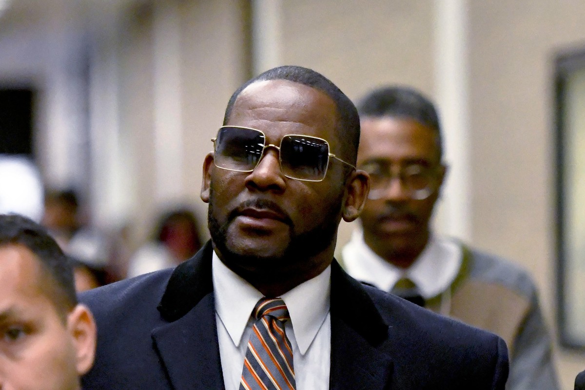 Robert Sylvester Kelly dit R. Kelly, 56 ans, avait été reconnu coupable par un jury fédéral de Chicago de production de pédopornographie et détournement de mineurs.