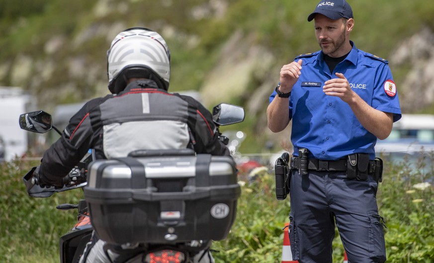 Polizisten und Motorradfahrer an der Motorrad Praeventionsaktion &quot;Gipfeltreffen Sustenpass&quot; der Urner und Berner Kantonspolizei am Samstag, 4. Juli 2020 bei Steingletsch am Sustenpass. Das T ...