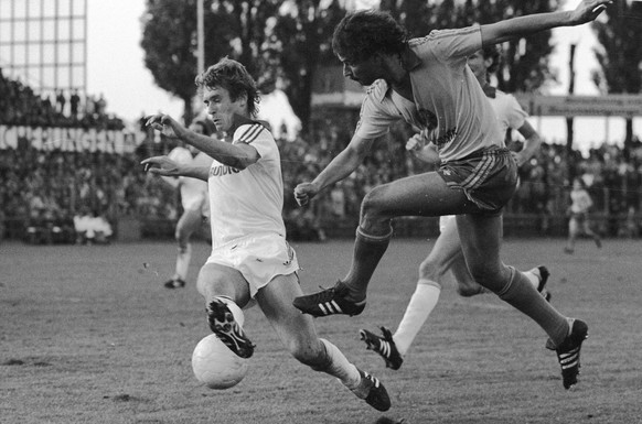 Bildnummer: 07168191 Datum: 30.09.1978 Copyright: imago/Rust
1. BL Saison 1978/1979 Eintracht Braunschweig gegen den 1. FC Nürnberg 3:1 am 30.09.1978. Frank Holzer (Braunschweig, re.) gegen Norbert Ed ...