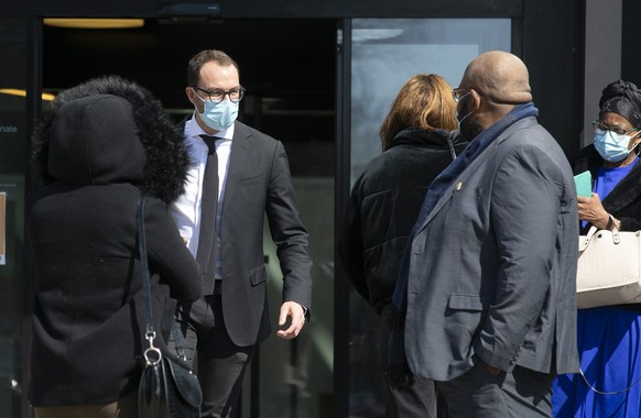 Ludovic Tirelli, droite, avocat de la famille de la victime, et les parents de la victimes quittent le tribunal cantonal vaudois lors du premier jour du proces du caporal de police juge pour meurtre,  ...