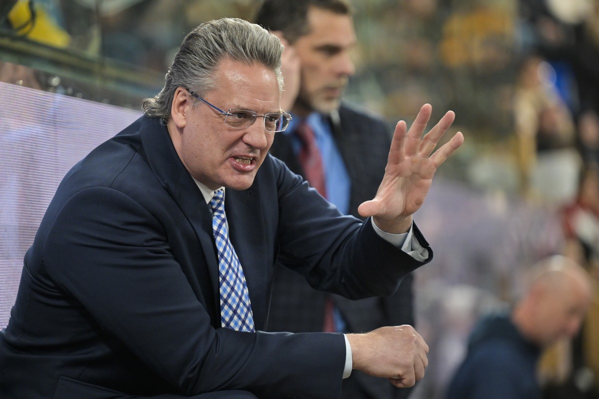 epa12617989 Selects' head coach Guy Gadowsky gestures during the Spengler Cup semi-finals ice hockey match between US Collegiate Selects and Sparta Prague, in Davos, Switzerland, 30 December 2025 ...