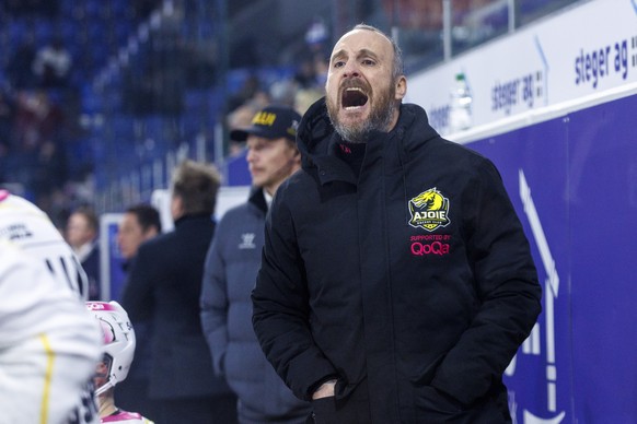 HC Ajoie Cheftrainer Christian Wohlwend waehrend dem Eishockey-Meisterschaftsspiel der National League zwischen den Teams EHC Kloten und HC Ajoie am Samstag, 2. Dezember 2023, in Kloten. (KEYSTONE/Pat ...