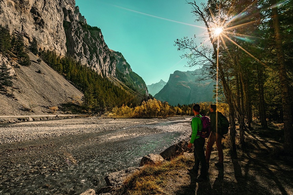 Rauszeit Herbsttäler Schweiz Das Gasterntal bei Kandersteg mit dem Kanderfluss im Herbst.