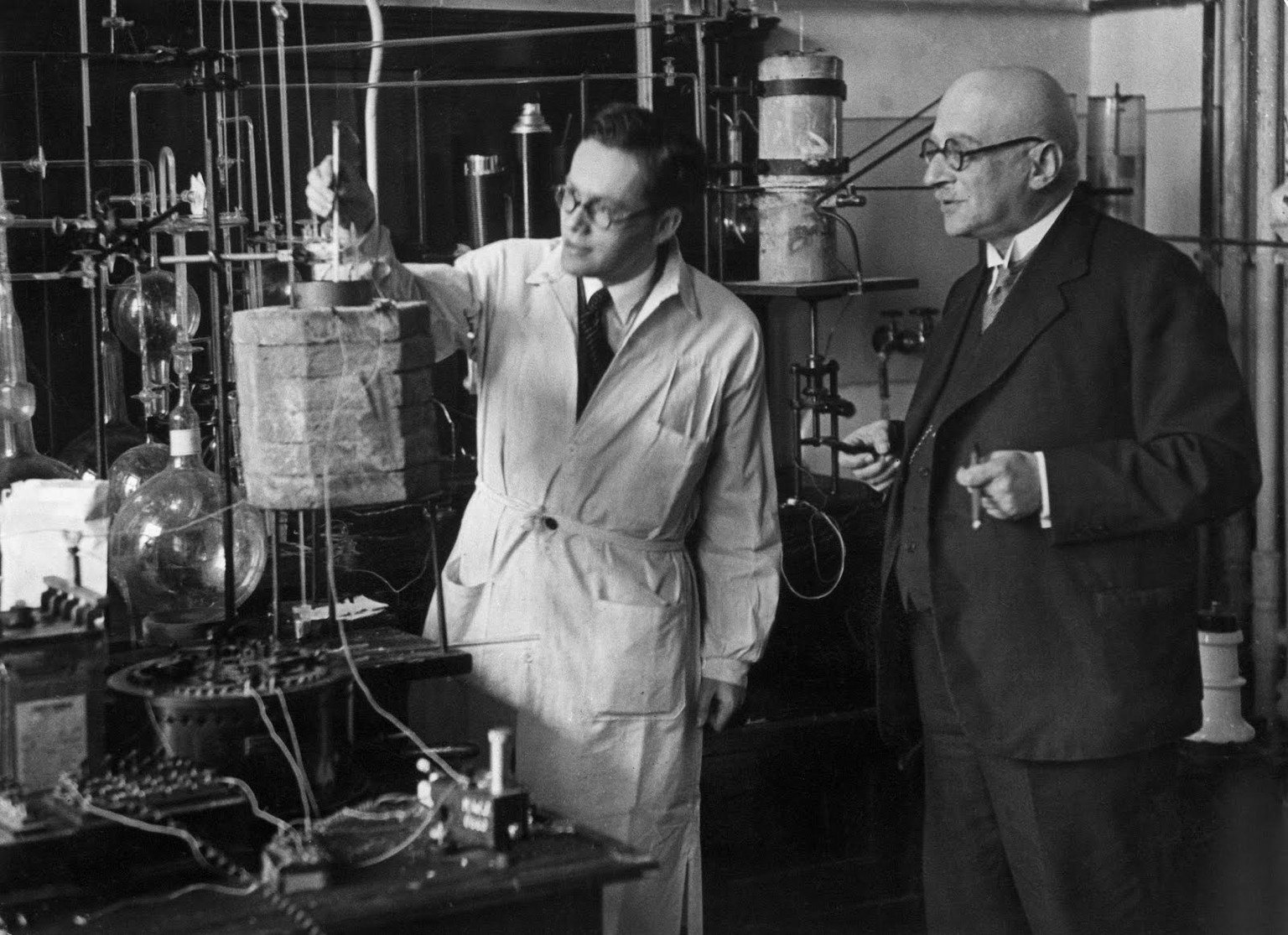 Fritz Haber (rechts) beobachtet einen Versuch in seinem Labor, 1918.&nbsp;
