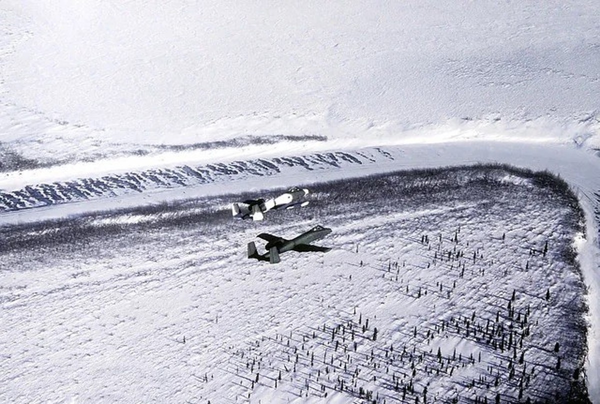 A-10A in Alaska: Wenn Flugzeugtarnung richtig gut funktioniert. 
https://www.reddit.com/r/WarplanePorn/comments/18cz9j2/how_much_does_camouflage_help_conceal_aircraft/