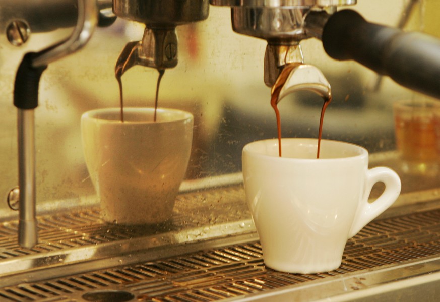 In this Thursday, Aug. 14, 2008 photo, espresso flows into a cup at a coffee house in Overland Park, Kan. A large U.S. federal study concludes people who drink coffee seem to live a little longer. Res ...