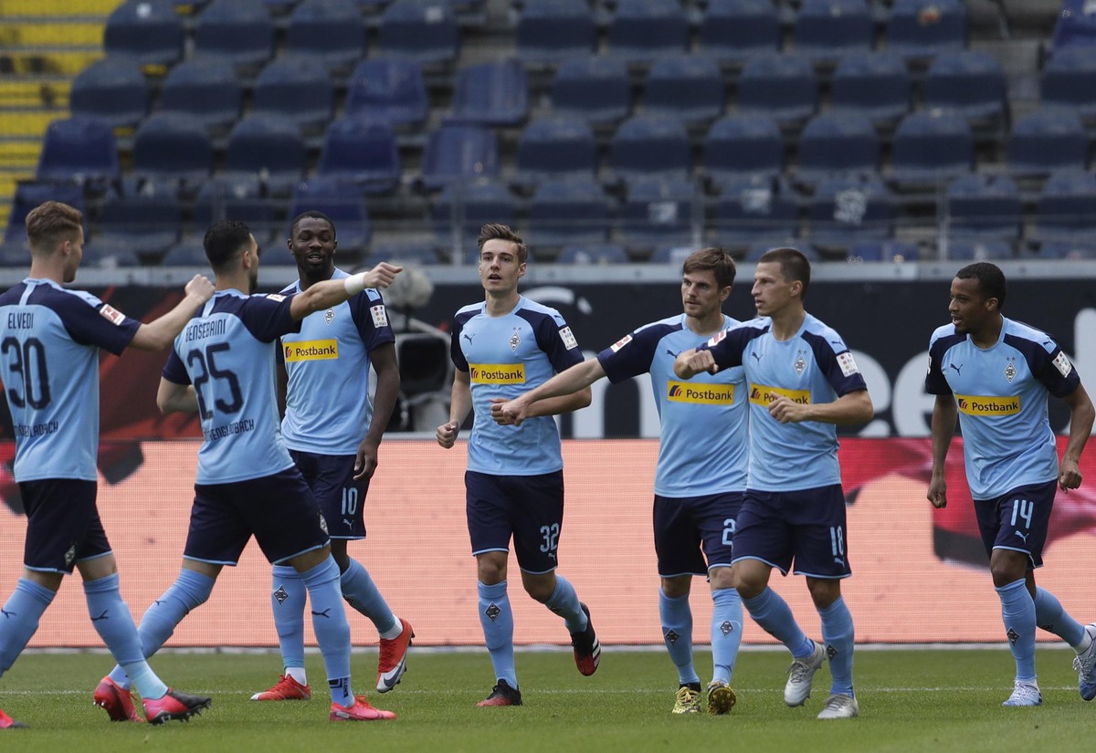 epa08426490 Moenchengladbach's Alassane Plea, R, celebrates with teammates after scoring his sides first goal during the German Bundesliga soccer match between Eintracht Frankfurt and Borussia Mo ...