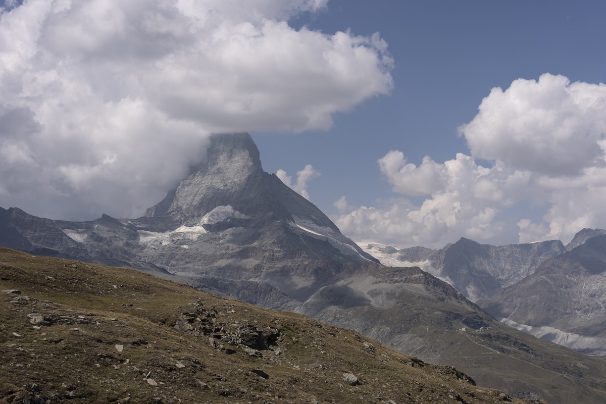 Das Matterhorn mit wenig Schnee und die ausgetrockneter Landschaft, fotografiert am Freitag, 14. August 2026 in Zermatt. (KEYSTONE/Gaetan Bally)
