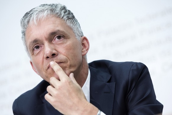 Bundesanwalt Michael Lauber aeussert sich zum Fall FIFA und zu seiner Wiederwahl, am Mittwoch, 17. Juni 2015, in Bern. (KEYSTONE/Marcel Bieri)

Switzerland’s attorney general Michael Lauber during a p ...