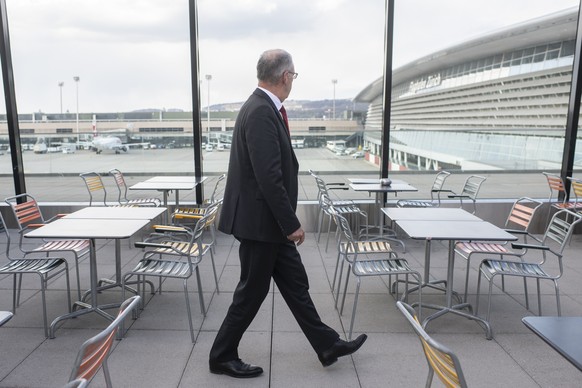 Bundespraesident Guy Parmelin blickt aus dem Fenster an einem Point de Presse ueber die Auswirkungen der Corona-Pandemie auf die Zuercher Wirtschaft, den Flughafen und den Tourismus, aufgenommen am Do ...