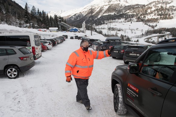 Airolo-Pescium: Aperturta piste da sci stagione invernale. Nella foto la giornata di apertura degli impianti di sci per la stagione ad Airolo Pescium della Val Bianca SA, casse chiuse per le misure sa ...