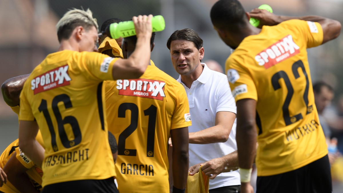 YB Cheftrainer Gerry Seoane, speaks with his players during a friendly soccer match of the international Uhrencup tournament between Switzerland's BSC Young Boys and England's Wolverhampton  ...