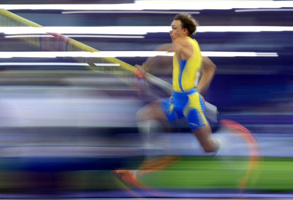 epa11528597 Armand Duplantis of Sweden competes in the Men Pole Vault final of the Athletics competitions in the Paris 2024 Olympic Games, at the Stade de France stadium in Saint Denis, France, 05 Aug ...