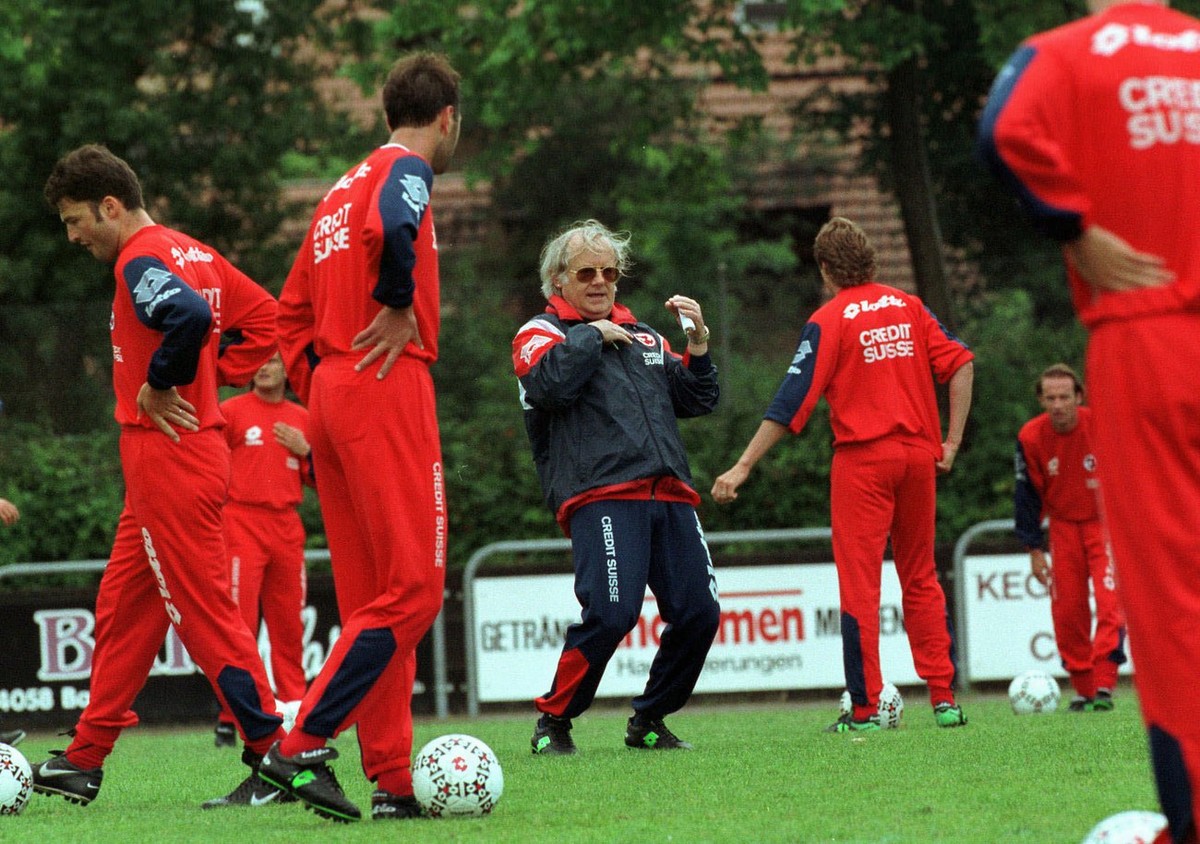 Zum ersten richtigen Training bat am Mittwoch, 3.Juni 1998, Nationaltrainer Gilbert Gress (Mitte) seine Spieler auf die Sportanlage des SV Muttenz. Das Nationalkader befindet sich seit Dienstag, 2. Ju ...