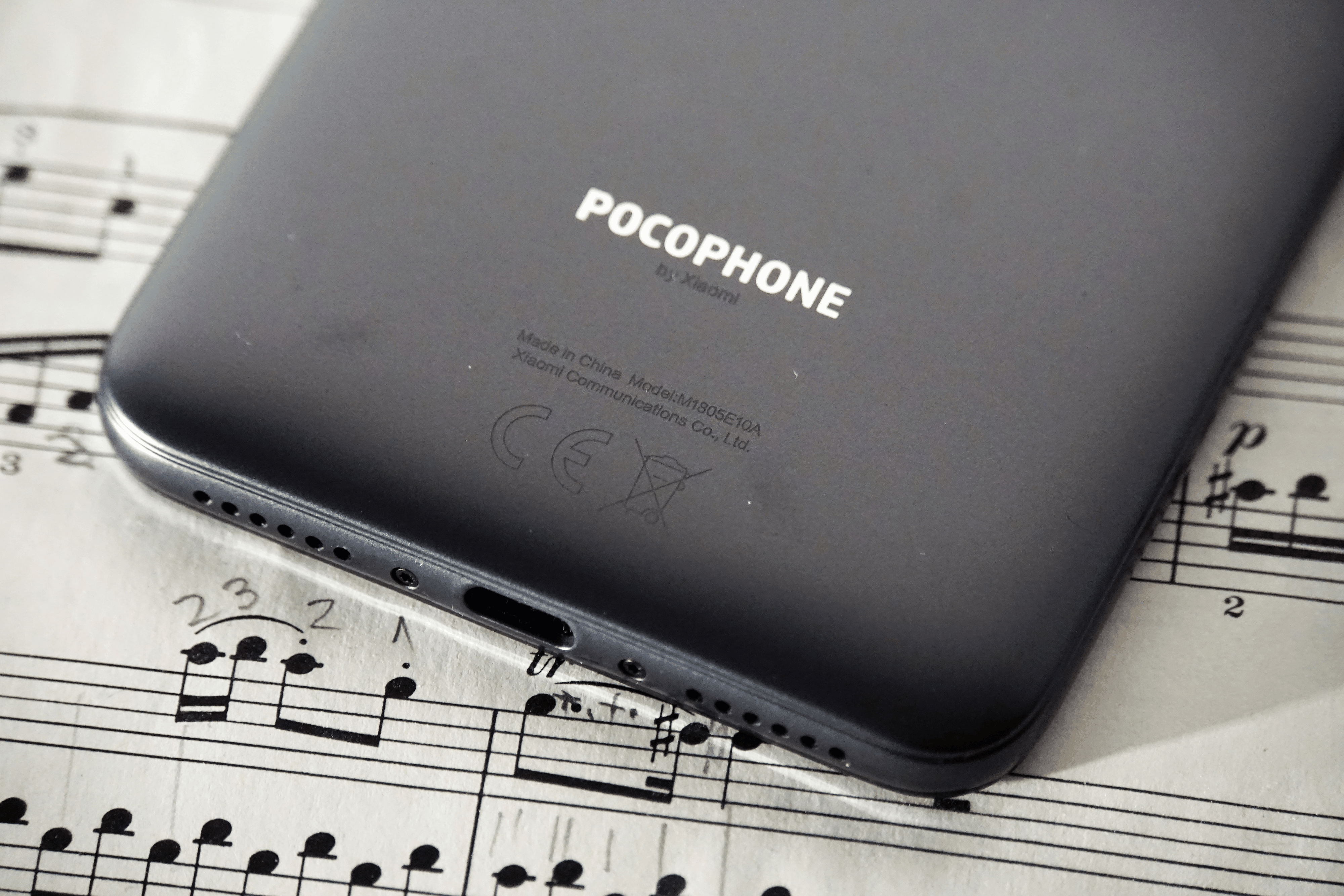 Das ist es also: Das <strong>Pocophone F1</strong> von Xiaomi. Ich konnte es die letzten sechs Wochen ausgiebig testen.