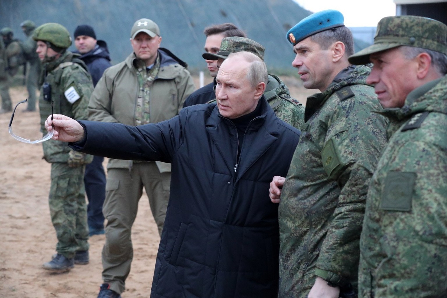epa10254974 Russian President Vladimir Putin (C) and Deputy Commander of the Airborne Troops Anatoly Kontsevoy (2-R) inspect the progress of mobilized servicemen&#039;s training at a training range of ...
